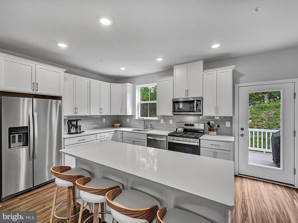 1st image of 17 Four Leaf Dr