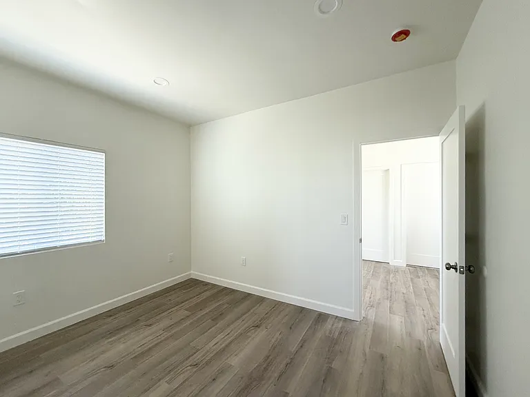 19036 Bridgeway Ln — Photo 12