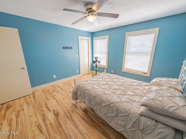 212 W Kitty Hawk Road, Kitty Hawk, NC 27949