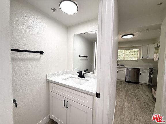 5th image of 3414 Montrose Ave APT 3