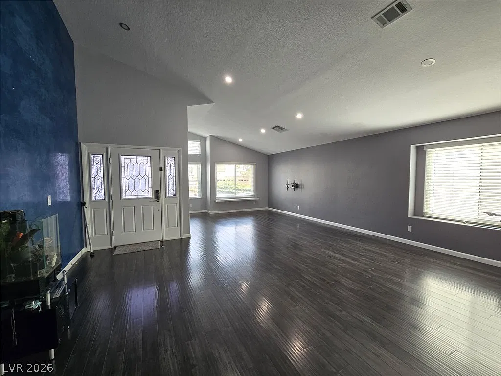 3 bed, 2.0 bath, 2038 sqft, $3,000 — Photo 2
