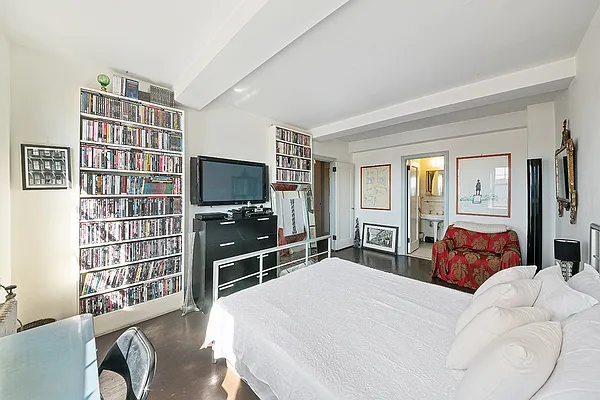 Sold by Domus Realty | media 8