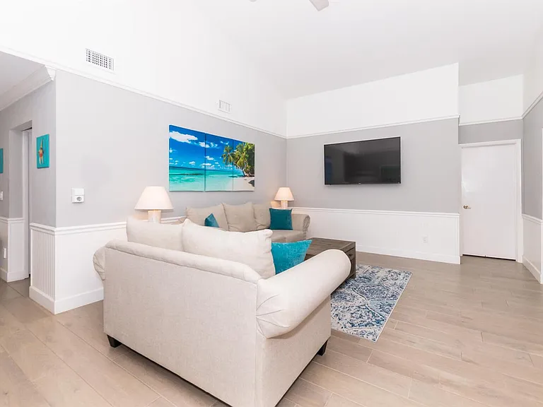 4041 NE Breakwater Dr — Photo 3