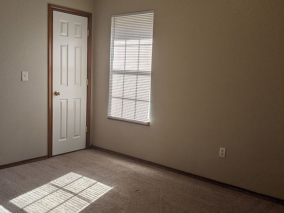 4th image of 606 Redwater Blvd W