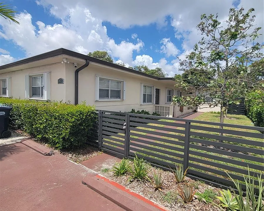 1052 SW 79th Ave