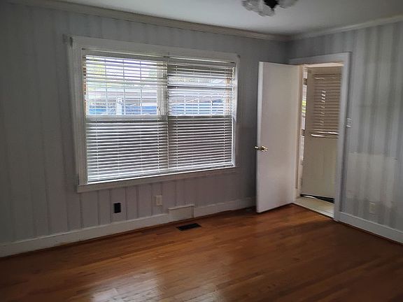5th image of 1805 Queens Rd