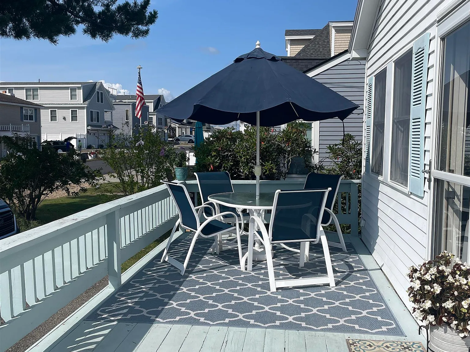 3 bed, 1.0 bath, 1186 sqft, $2,600 — Photo 2