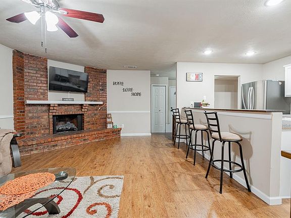 3rd image of 710 Wandering Way Dr