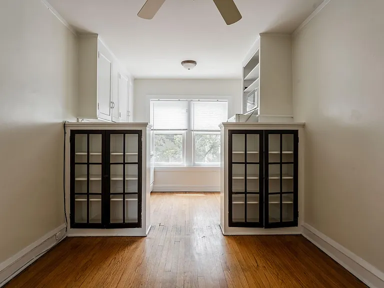 2561 W Montrose Ave — Photo 1
