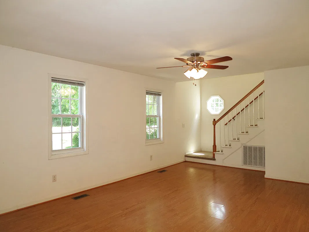 303 W Poplar Ave — Photo 3