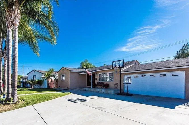 3 bed, 1.5 bath, 1005 sqft, $4,495 — Photo 2