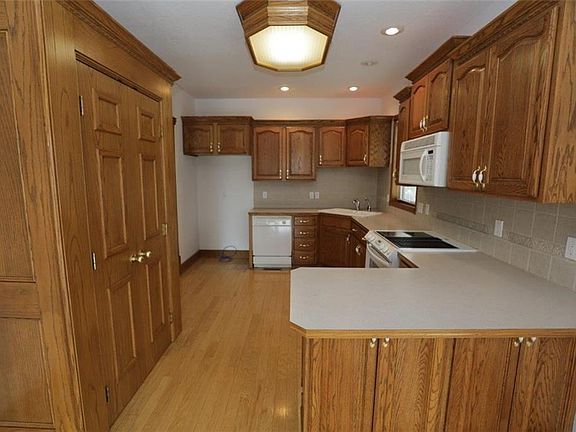 2nd image of 219 NE Eaglewood Dr
