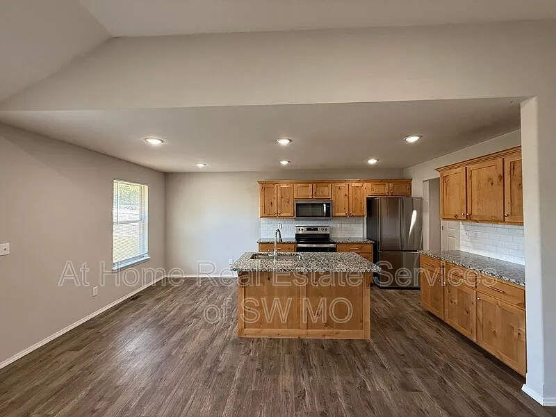 4 bed, 2.0 bath, 1511 sqft, $1,980 — Photo 2