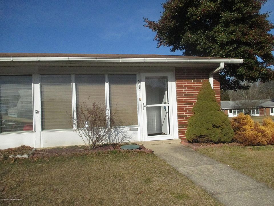 1st image of 553D Sheffield Ct