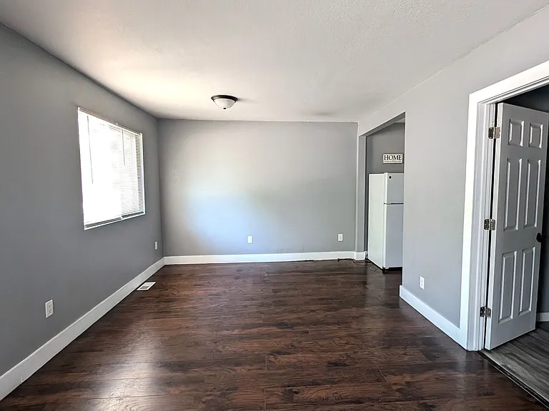 3300 Glendale St — Photo 4