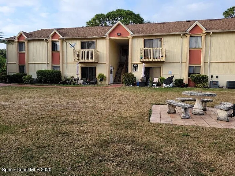 2100 Forest Knoll Dr NE #204 — Photo 1