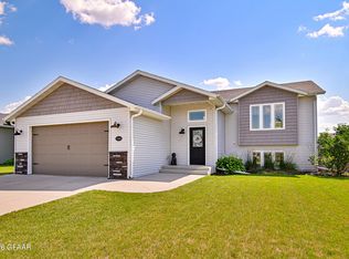 5583 Madison Cir, Grand Forks, ND 58201
