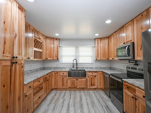 4th image of 608 Academy St