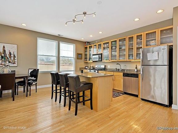 3rd image of 2233 W Lawrence Ave #1