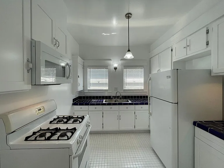 735 W 4th St — Photo 17