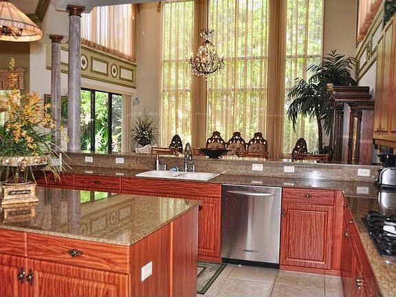 5th image of 10596 Versailles Blvd