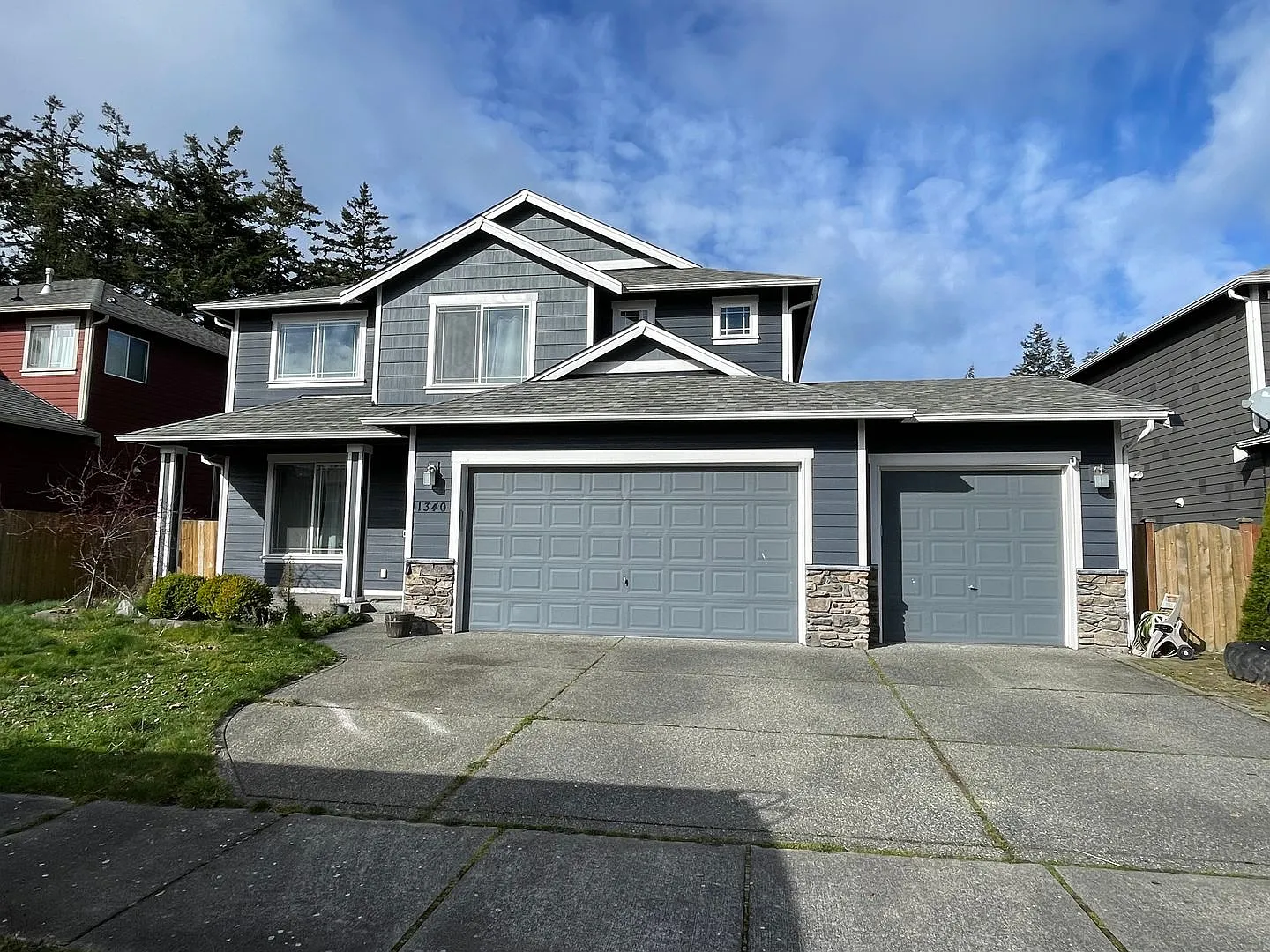 Spacious Pet Friendly 4 Bedroom Home Close to Everything! — Photo 2