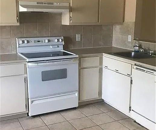 3rd image of 916 Cape Coral Pkwy W