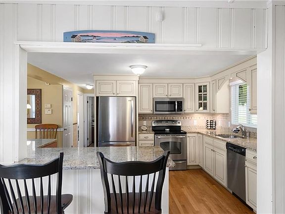 5th image of 133 Hadde Ave