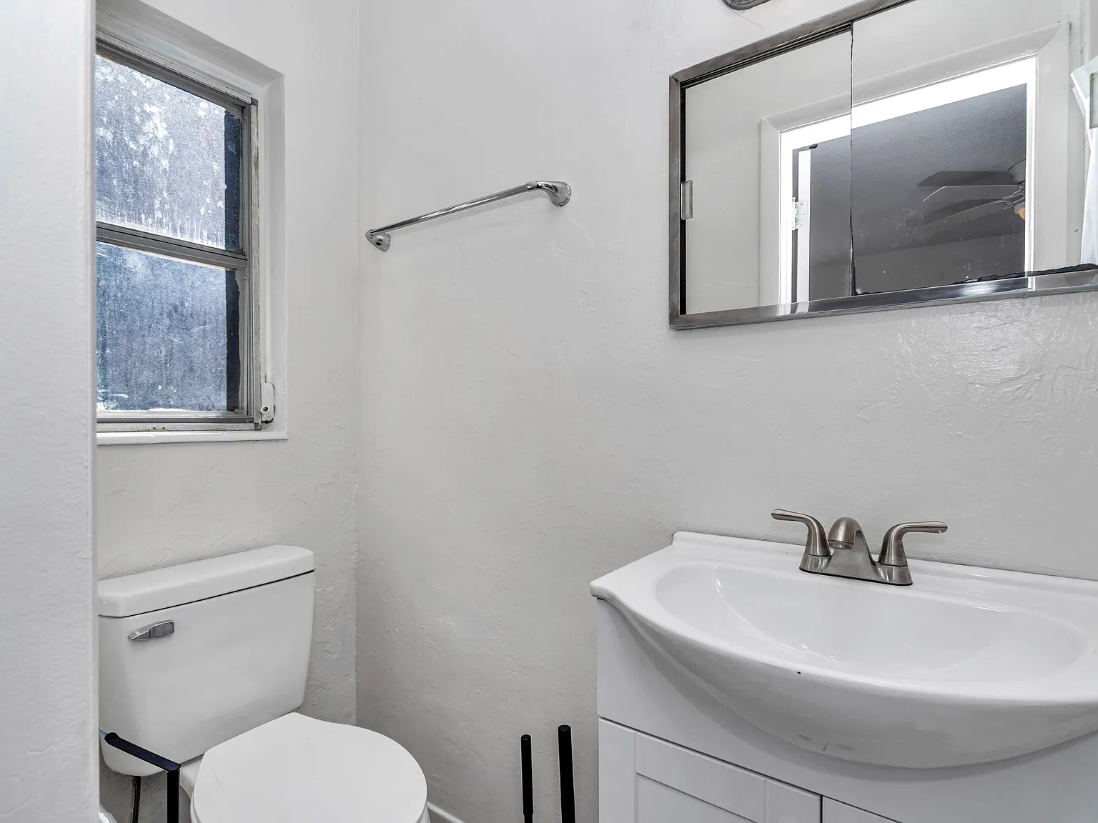 4 bed, 2.0 bath, 1176 sqft, $1,299 — Photo 4