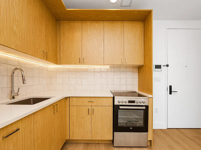 649 Hart St #2L — Photo 5