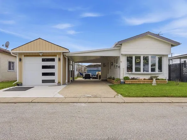4 Malden Hill Dr, Amherstburg, ON N9V 3E1
