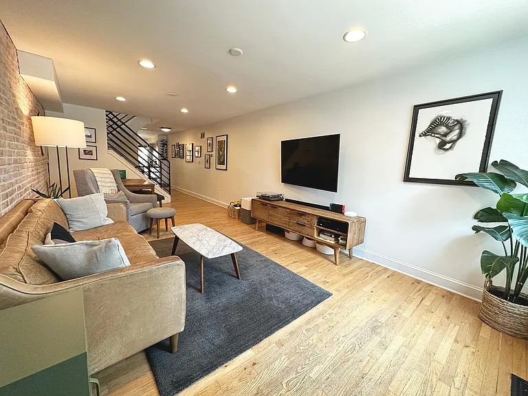 410 E Cross St — Photo 2