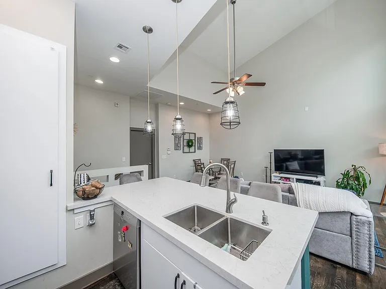 1535 Birdsall St #C — Photo 13