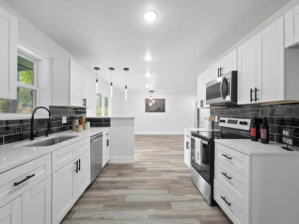 525 Oakridge Dr, Corsicana, TX 75110