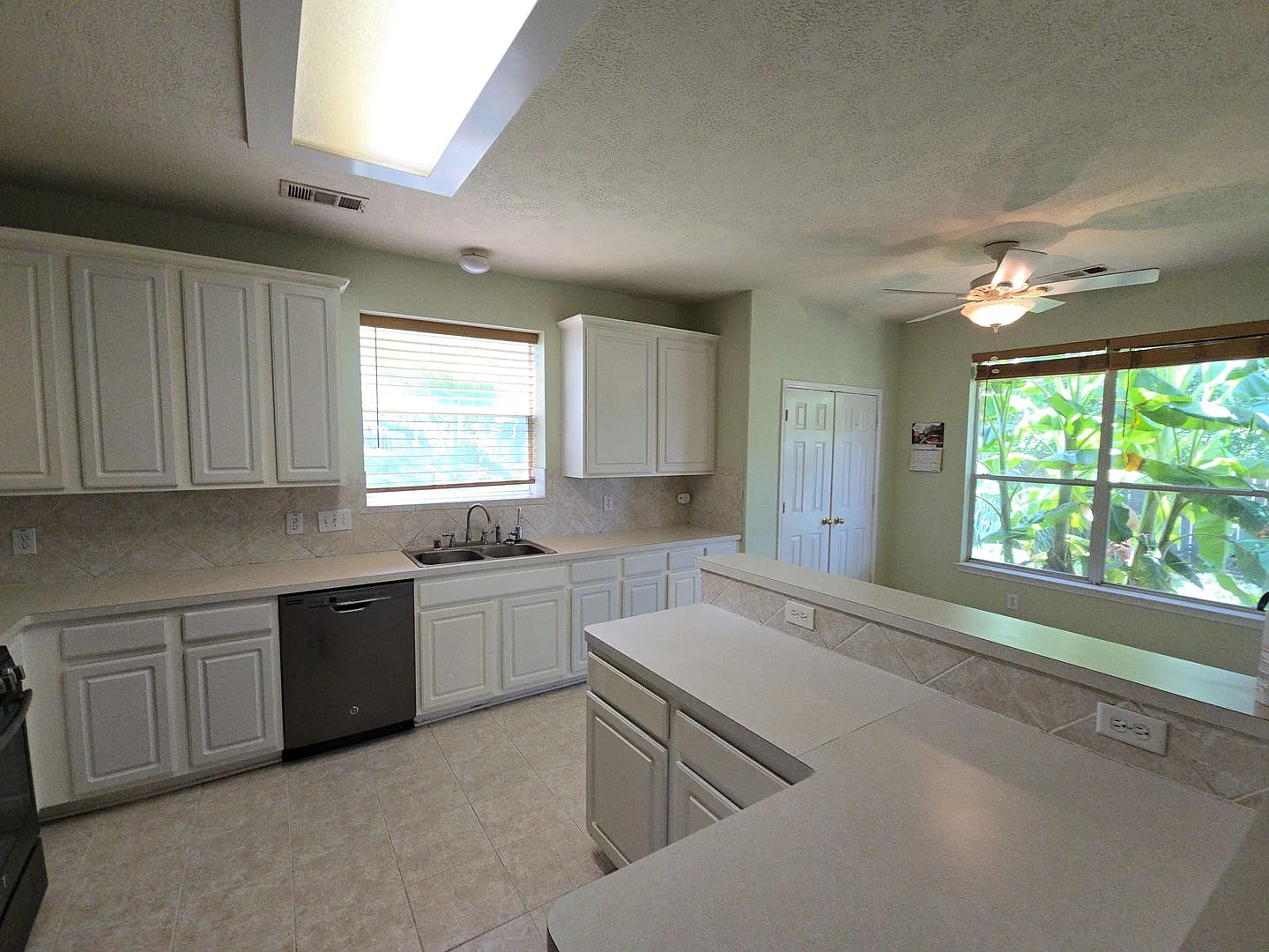 1627 Park Harbor Estates Dr - Ask about our No Cash Security Deposit Option — Photo 2