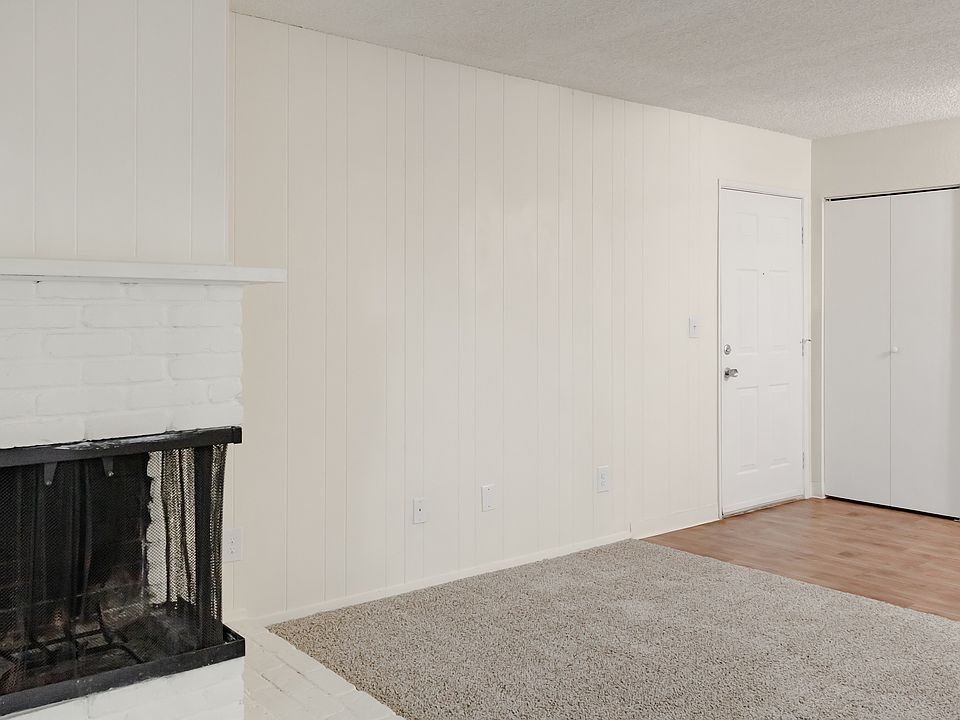 Greenburg Oaks - Tigard Oregon - Living Room