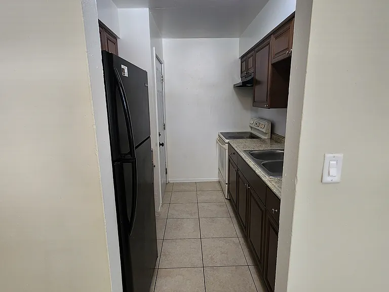 933 Laurel Dr — Photo 9