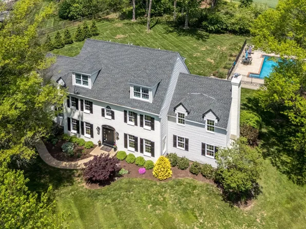 4976 Gloucester Dr, Doylestown, PA 18902