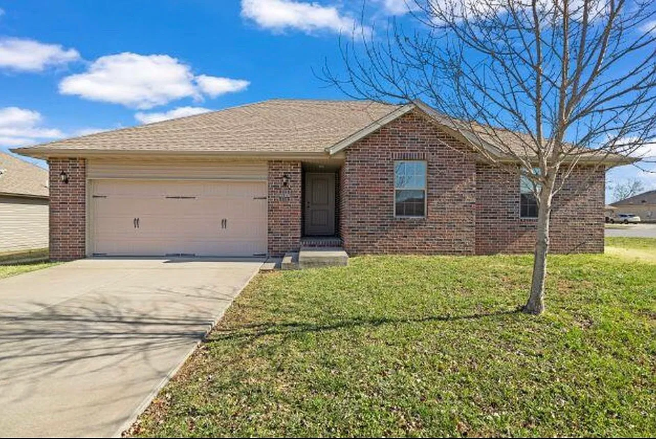 3 bed, 1375 sqft, $1,700 — Photo 1