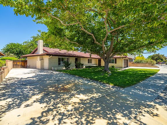3rd image of 39756 Country Club Dr