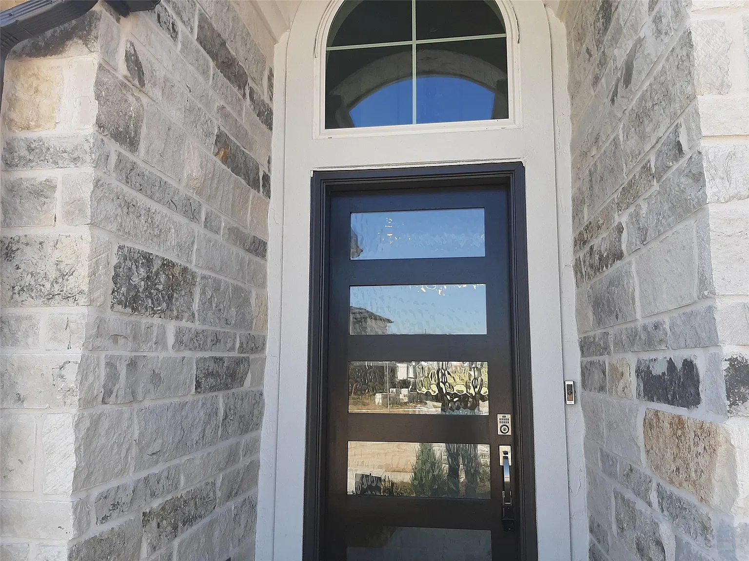 4 bed, 3.0 bath, 3325 sqft, $4,200 — Photo 4