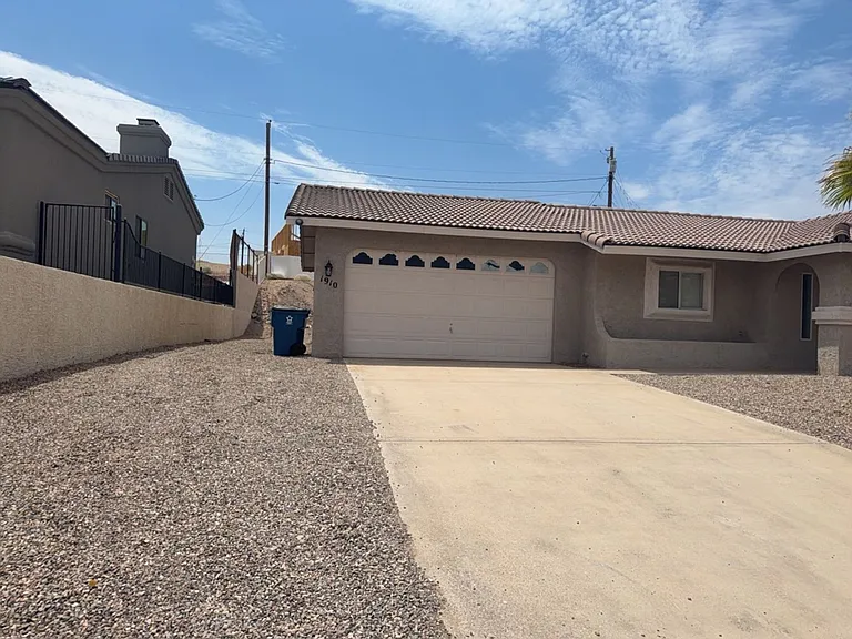 1910 Cabana Dr — Photo 2