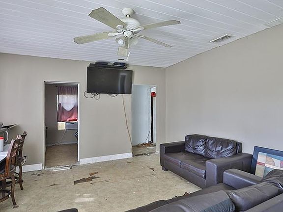 5th image of 711 Hitchcock St