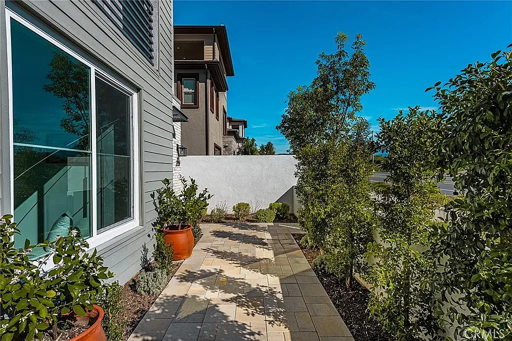 4 bed, 3.5 bath, 2246 sqft, $5,995 — Photo 4
