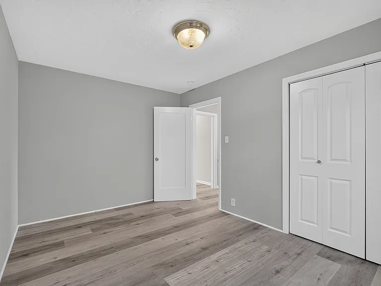 530 Irving Ave — Photo 16