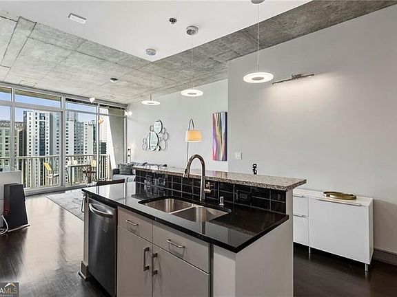 5th image of 44 Peachtree Pl NW Unit 1733