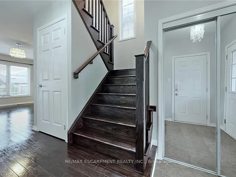 1005 Farmstead Dr #MAIN UPPER — Photo 9