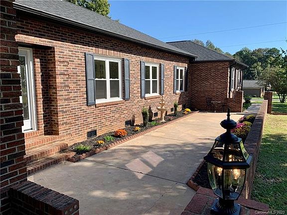 5th image of 606 Candlewick Dr
