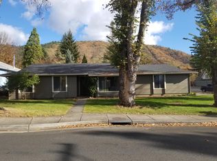 1002 NE Dewey Dr, Grants Pass, OR 97526