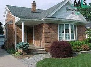 2151 Fleetwood Dr, Grosse Pointe Woods, MI 48236